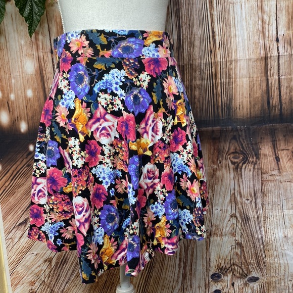 Simple Rose print Skater Skirt - Picture 2 of 3